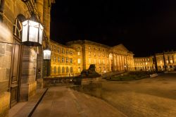 Foto notturna del castello di Wilhelmshoehe a Kassel, Germania - Fatto erigere nel 1786 sopra la città da Guglielmo IX° di Assia-Kassel, questo imponente palazzo è circondato ...
