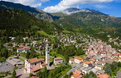 Castione della Presolana, vista dall'alto del centro storico - © www.presolanaholidays.com