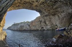 Castro, l'ingresso della grotta Zinzulusa, una delle attrazioni della costa adriatica del Salento, in puglia