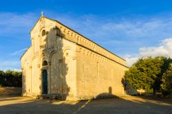 Cattedrale di Saint Florent, Corsica, Francia. La facciata in stile romanico della caratteristica chiesa della città, esempio di architettura pisana.
