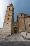 L'esterno della Cattedrale di San Giustino a Chieti (Abruzzo), con la scalinata e l'ingresso monumentale.