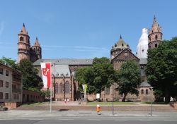 La Cattedrale di Worms, la città della Renania-Palatinato nel sud-ovest della Germania, costruita sulla riva occidentale del fiume Reno - foto © PRILL / Shutterstock.com