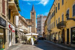 Uno scorcio del centro storico di Parma (Emilia Romagna) con cattedrale e battistero sullo sfondo - © Vereshchagin Dmitry / Shutterstock.com