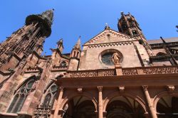 La cattedrale di Friburgo (Freiburger Muenster) è l'edificio simbolo della città tedesca. Fu costruita durante quasi quattro secoli e terminata nel 1513 - foto © Spectral-Design ...