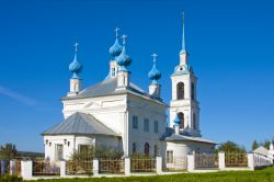 Il tour panoramico alla scoperta di Kostroma e delle sue bellezze inizia dalla Cattedrale dell'Epifania caratterizzata da cinque cupole azzurre che impreziosiscono la facciata bianca. Questo ...