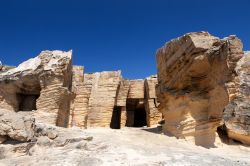 Cave di tufo sull'isola di Favignana, Sicilia. La zona nord est di Favignana è caratterizzata da cave di tufo e si presenta con innumerevoli grotte e erosioni che ne modellano il ...