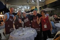 Cena al Makansutra Gluttons Bay di Singapore: turisti italiani in compagnia di una guida del "The Original Singapore Walks", società che organizza tour ed escursioni alla scoperta ...