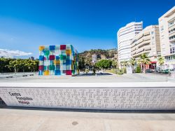 Il Centre Pompidou di Malaga (Spagna) è la sede locale del più famoso Centre Pompidou di Parigi. È stato inaugurato nel 2015 - foto © Pabkov / Shutterstock
