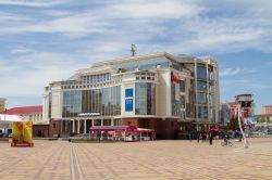 Centro commerciale e di divertimento in Piazza Ogarev nella città di Saransk, Russia - © alenvl / Shutterstock.com
