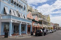 Il centro di Hamilton, isola di Bermuda. E' la capitale del territorio d'oltremare britannico di Bermuda, centro finanziario, porto principale e meta turistica - © Ritu Manoj Jethani ...