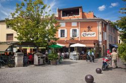 Un'immagine di vita quotidiana nel centro storico di L'Isle-sur-la-Sorgue, cittadina di circa 20.000 abitanti del sud della Francia - foto © Ivica Drusany / Shutterstock.com