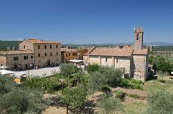 Veduta del centro di Monteriggioni, Toscana (Italia) - Il centro di Monteriggioni ha una conformazione urbana che non stona assolutamente con tutto il resto del circondario, anzi, gli regala ...