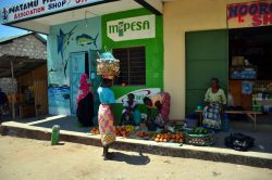 Centro di Watamu, Kenya: un'immagine della vita quotidiana in paese, dove il commercio informale in strada si affianca a quello regolare nei negozi.
