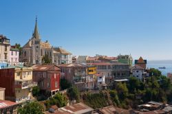 Edifici storici e case della città di Valparaíso, Cile. Sullo sfondo l'Oceano Pacifico - foto © Pierre-Yves Babelon / Shutterstock.com