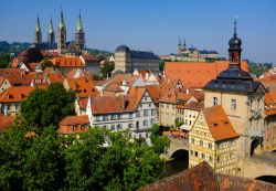 Centro storico di Bamberga e ponte sul fiume Regnitz visti dall'alto, Germania.

