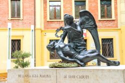 Centro storico di Bellaria Igea Marina, provincia di Rimini: il Monumento ai caduti - © Nick_Nick / Shutterstock.com