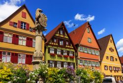 Centro storico di Dinkelsbuhl, Germania: le tradizionali case bavaresi affacciate su Ledermarkt Square con la famosa fontana Lowenbrunnen.
