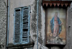 Centro storico di Ferentino: una vecchia persiana ...