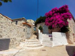 I colori del centro storico di Hydra, con le casette basse e tantissimi gradini.