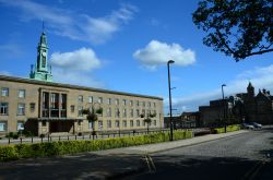 Uno scorcio fotografico del centro città di Kirkcaldy, Scozia, UK. Questa località venne donata dai monaci dell'abbazia di Dunfermline nel 1365 a patto che si creasse una sorta ...