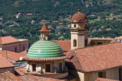 Centro storico di Maratea, Basilicata - Le cupole e i campanili di monumenti storici e edifici religiosi sovrastano i tetti delle abitazioni dell'antico centro storico di Maratea © ...