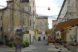 Il centro storico di Senj, Croazia. Lungo le vecchie viuzze si affacciano pubs, ristoranti e locali frequentati dagli abitanti e dai turisti - © Wojciech Tchorzewski / Shutterstock.com