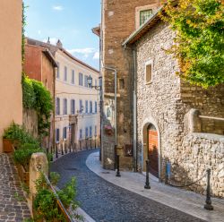 Centro storico di Tivoli, Lazio, in un pomeriggio d'estate. Di stile prettamente medievale, il centro storico della città conserva alcuni angoli suggestivi da non perdere assolutamente ...