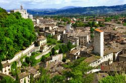 Il centro storico medievale di Gubbio è arroccato sulle pendici del monte Ingino in Umbria. Riparata alle spalle dalla mole del monte Ingino e dalle altre montagne dell’Appennino ...