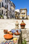 Ceramiche e maioliche a San Felice Circeo, Lazio. Questo paese vanta una storia antichissima: è stata colonia romana, possedimento dei Templari durante il Medioevo, feudo dei Caetani ...