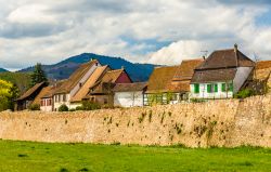 La perfettamente conservata cerchia di mura del villaggio di Bergheim, nell'est della Francia - © Leonid Andronov / Shutterstock.com