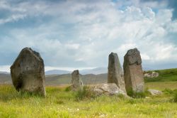 Un cerchio megalitico di pietre sull'isola di Lewis and Harris, Scozia - I menhir preistorici antichi di millenni sono solo uno dei tanti luoghi incredibili da ammirare per scoprire la storia ...
