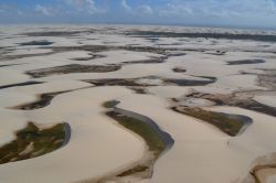 Fotografia dal Cessna in volo sui Lençois Maranhenses, il Parco Nazionale nello stato brasiliano del Maranhao.