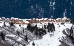 Chalet di montagna con ristoranti e negozi allo ski resort de La Rosiere, Alpi francesi, in inverno con la neve. 

