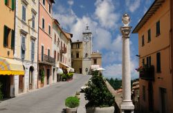 Chianciano Terme il borgo della Toscana con vista sulle colline del Chianti - © L F File / Shutterstock.com