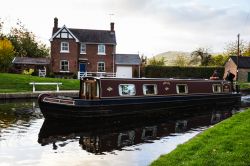 Una chiatta percorre il Llangollen Canal nella cittadina di Llngollen (Galles, UK) - foto © tipwam / Shutterstock.com