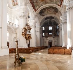 Chiesa dell'abbazia benedettina di Weingarten, Germania - Particolare dell'interno della chiesa di Martinsberg, all'estremità meridionale della Germania © Mor65_Mauro ...