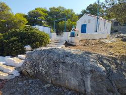 La chiesa di Agia Maria lungo il sentiero nell'entroterra dell'isola di Hydra.