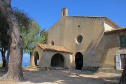 Chapelle Notre Dame di Cap d'Antibes, Francia - In cima alla collina de la Garoupe si erge la venerata cappella di Notre Dame du Bon Port costruita fra il XIII° e il XVI° secolo ...