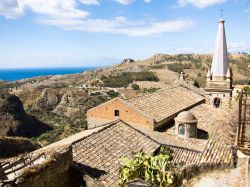 La Chiesa dei Santi Pietro e Paolo a  Pentedattilo in Calabria. Sullo sfondo si intravede il profilo dell'Etna e della costa orientale della Sicilia - © QArts / Shutterstock.com ...