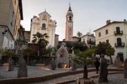 Chiesa dei SS. Martiri di Arona, Piemonte - Domina la piazza San Graziano e custodisce le spoglie dei martiri patroni della città: questa chiesa, detta anche di San Graziano, ha facciata ...