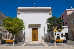 La facciata della Chiesa del Carmine a Manfredonia - © Mi.Ti. / Shutterstock.com