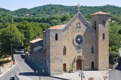 Chiesa del SS. Salvatore a Bolsena, Italia. Si trova fra la chiesa della Madonna dei Cacciatori e piazza Monaldeschi questo suggestivo edificio religioso dal cui sagrato si gode una vista impagabile ...