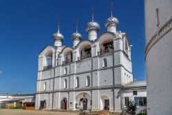 La chiesa dell'Entrata del Signore a Gerusalemme nel Cremlino di Rostov-on-Don, Russia. Questo semplice edificio bianco è impreziosito da 4 cupole argentate che sormontano le torri ...