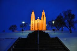 La particolare chiesa di Akureyri (Akureyrarkirkja) ...