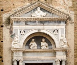 Chiesa di San Bernardino a Salò, Lombardia. Una decorazione scultorea impreziosisce la facciata della chiesa dedicata a San Bernardino. Danneggiata dal terremoto del 2004, venne sottoposta ...