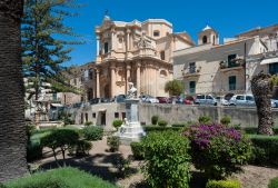 Il sole della Sicilia illumina la Chiesa di San Domenico, a Noto - questa maestosa chiesa, gioiello del barocco, stile simbolo di Noto per eccellenza, è stata costruita tra il 1703 e ...