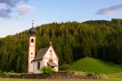 La chiesa di San Giovanni a Ranui, Santa Maddalena, Val di Funes, Alto Adige. Dedicata a San Giovanni nepomuceno, è stata eretta nel 1744 ins tile barocco.
