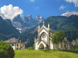 La chiesa di San Sebastiano a Falcade, provincia di Belluno, Veneto. Sorge su una piccola altura dove un tempo esisteva un cimitero militare fatto spostare per costruire l'edificio religioso.



 ...