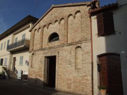 Chiesa di Santa Croce in centro a Serra de' Conti nelle Marche - © Diego Baglieri - CC BY-SA 4.0, Wikipedia