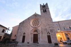 Sulla piazza principale di Alatri si trova la chiesa di Santa Maria Maggiore, con il suo caratteristico stile romanico-gotico.